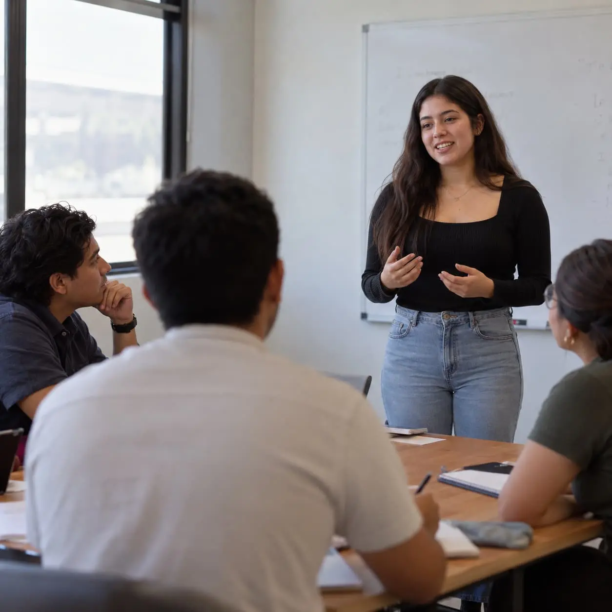 Estudiante realizando una exposición oral frente al grupo