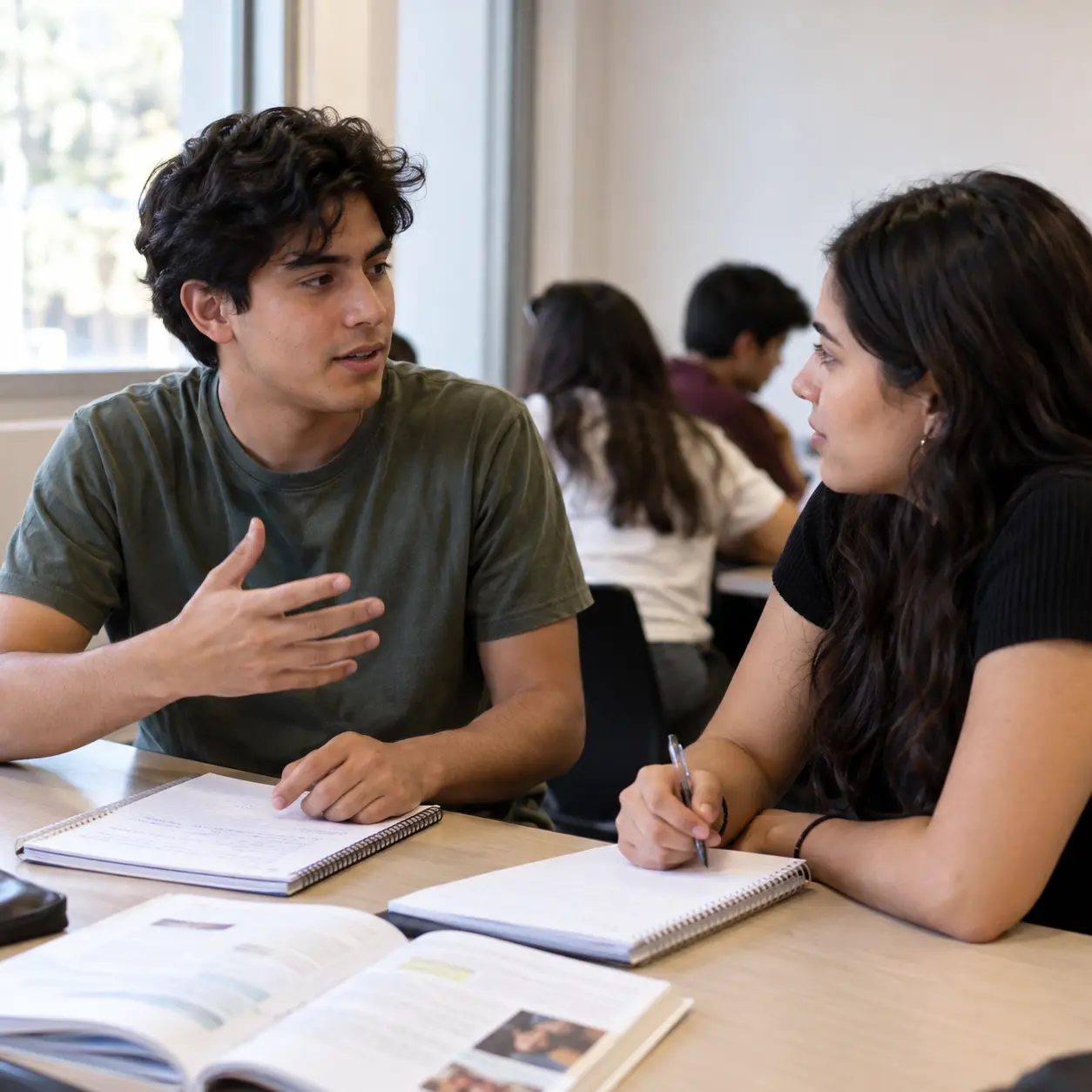 Compañeros colaborando y practicando juntos en el aula